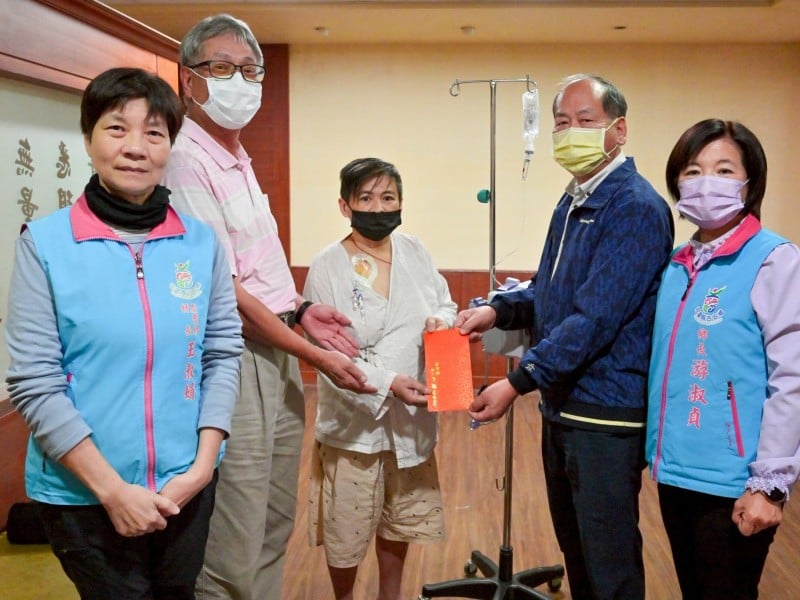 游淑貞偕企業善心探視急難個案 仁愛急難救助金送暖解燃眉之急